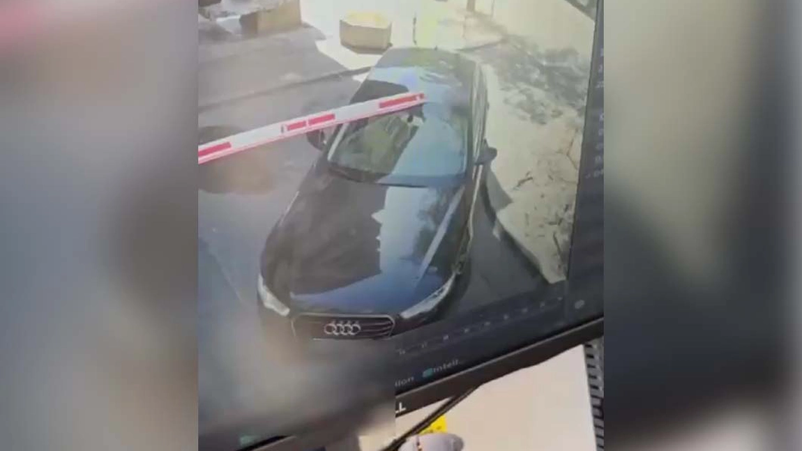 Doi șoferi au fost filmați în timp ce fentează bariera de la parcarea Casei de Pensii din Iași. Clipul a devenit viral!