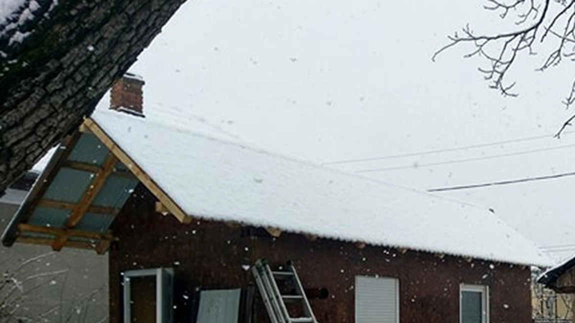 Aici trăia bunicul Victor. Fără curent electric, fără geamuri! Mai mulți motocicliști i-au aflat povestea și i-au construit o casă