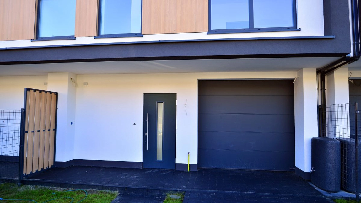 Design unitar al casei: Cum să armonizezi fațada, ușile și ușa de garaj