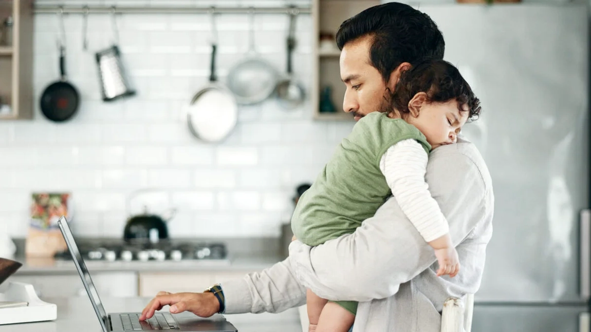 O nouă lege adoptată în Parlament. Părinții acestor copii pot lucra de acasă opt zile pe lună