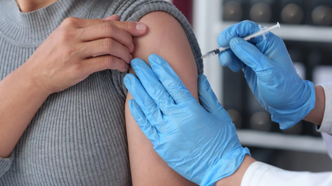 Aceasta este perioada optimă pentru vaccinarea antigripală. Prof. dr. Carmen Dorobăț: „Ar fi bine să ne imunizăm înainte de sărbătorile de iarnă, cu 14 până la 21 de zile”