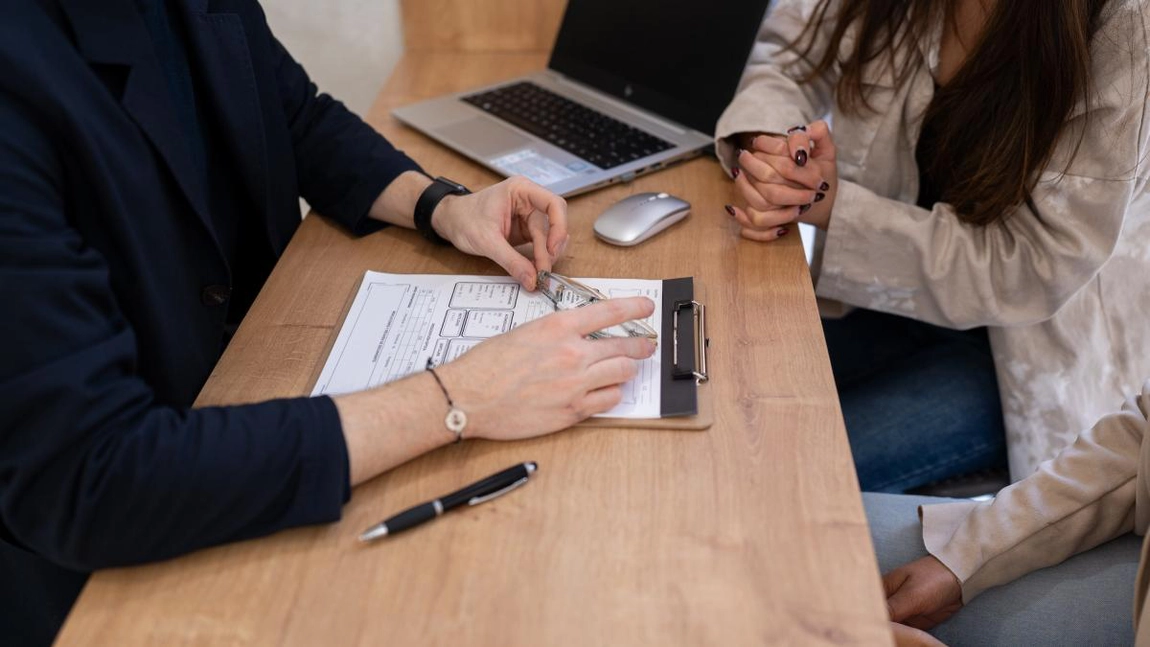 Avertisment pentru persoanele care nu își mai pot plăti ratele la bancă! Ce pot face românii!