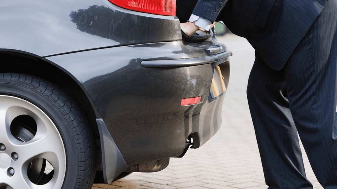 Descoperire macabră în mașina unui cântăreț! Cadavrul unei femei, ascuns în portbagaj! Reacția artistului