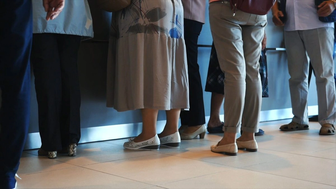 Acești români care stau la coadă la ghișee riscă să fie amendați! Nu se mai acceptă! Vor fi dați afară! 