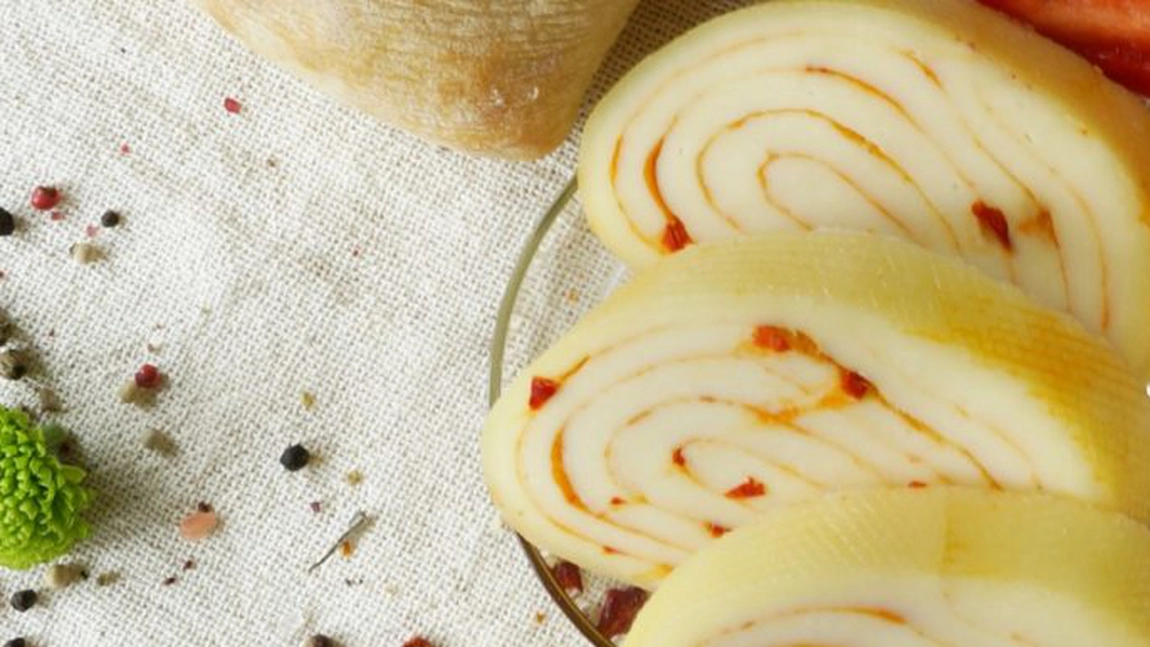 Ruladă de cașcaval cu șuncă și ardei roșu – Rețetă delicioasă, ideală pentru o masă festivă