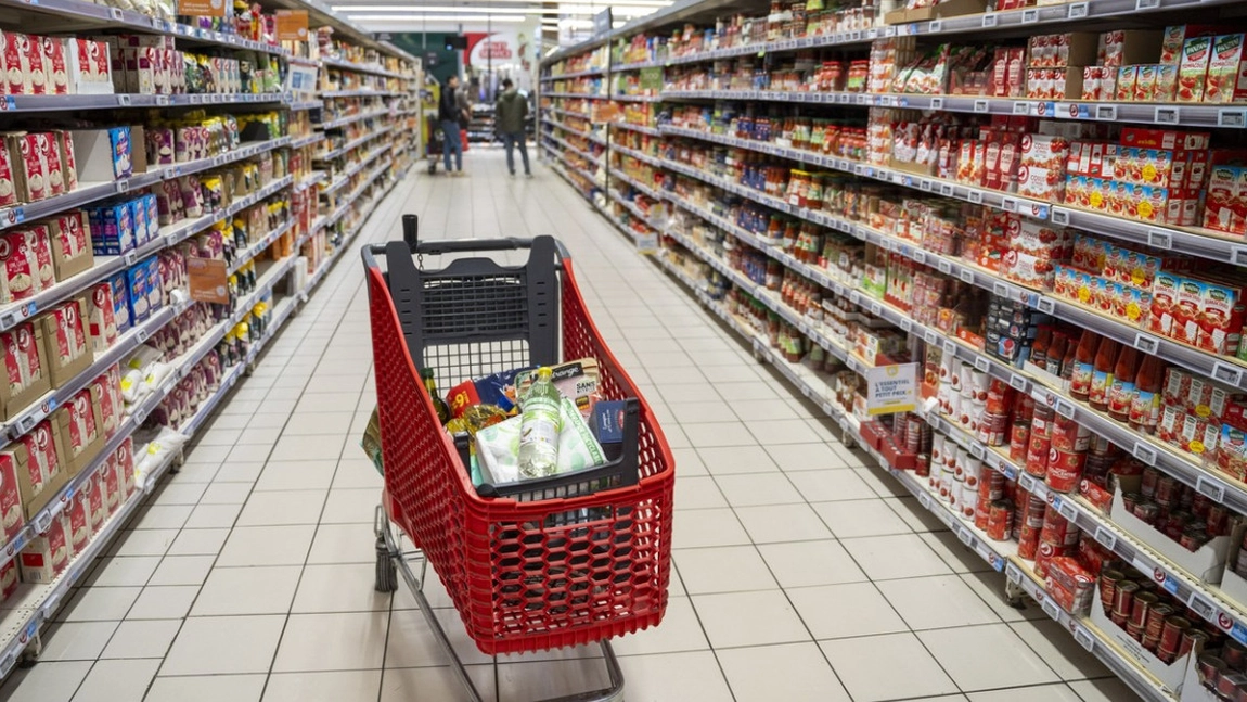 Creșteri de preț mascate sub pragul TVA! Ce alimente s-au scumpit în august și unde mai găsești reduceri