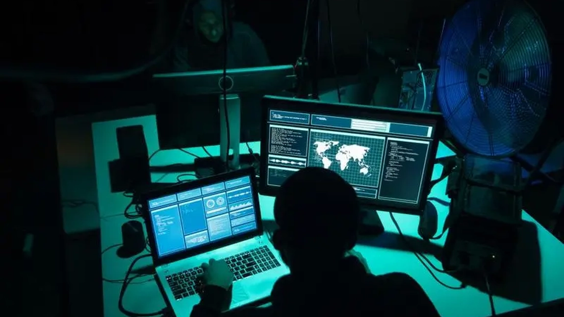 Tânărul de 17 ani care a trimis sute de mesaje de masacru în școli, urmărit de FBI și Poliția Română