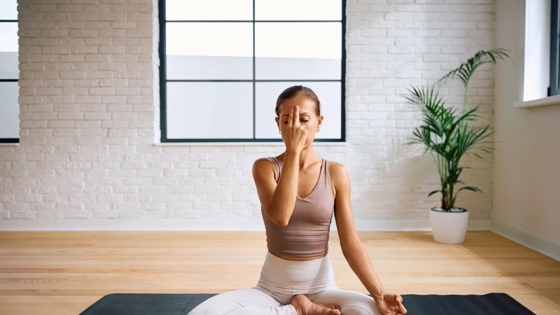 Tehnică ancestrală care te scapă de stres în câteva minute! Respirația alternativă îți poate restabili calmul