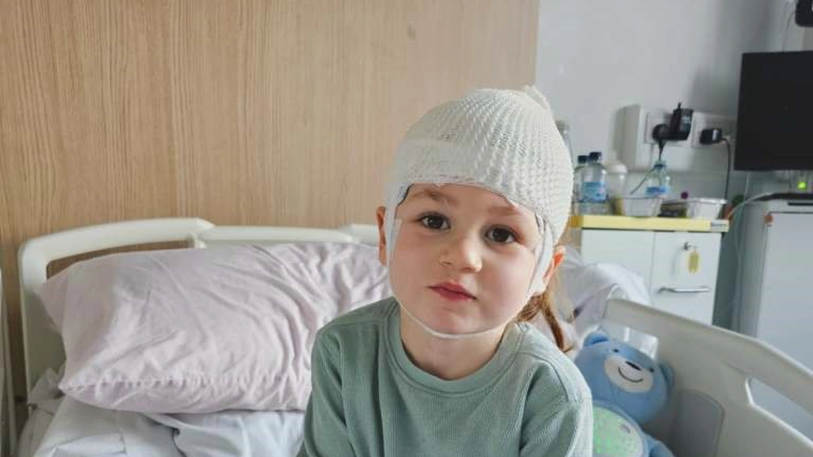 Coșmarul unui băiețelul de 5 ani, care suferă de o formă rară de epilepsie! Are până la 300 de crize pe zi, iar trupul i se pliază în două ca și cum ar fi posedat