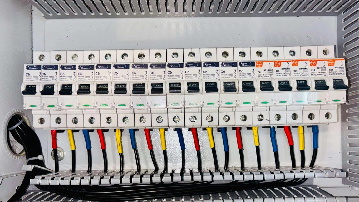 Produse la preț mediu vs. produse premium: Ce nu ți se spune despre instalațiile electrice?