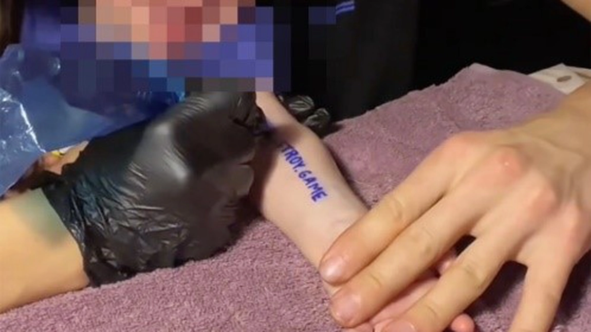 Caz revoltător! Doi părinți și-au tatuat copilul de un an pentru a câștiga un apartament