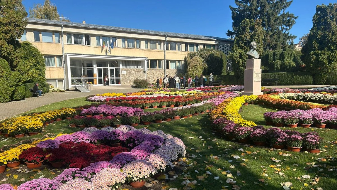 Începe expoziția „Flori de Toamnă”. Vizitatorii vor putea admira în Grădina Botanică din Iași crizanteme, dovleci uriași și cel mai scump ardei iute din lume