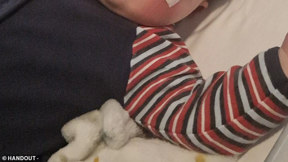 Drama unei mame care trebuie să strângă o sumă mare de bani pentru a-și salva fiul! Spitalele nu au competențele necesare pentru a-i face operația copilului