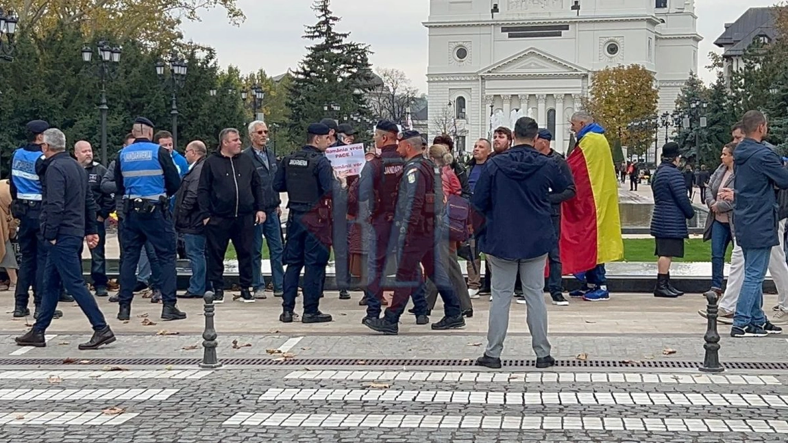 Atmosferă tensionată la Iași. Nicușor Dan, primit cu huiduieli la Teatrul Național - UPDATE