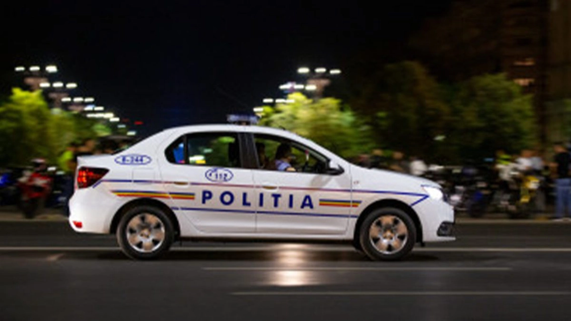 Un tânăr de 20 de ani a fost arestat după ce, în loc să schimbe becurile unui Mercedes, s-a urcat la volan și a gonit cu poliția pe urme, la Iași