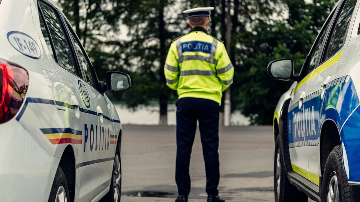 Un tânăr de 19 ani a fost prins la volan fără permis de conducere și cu un număr fals de înmatriculare montat pe autoturism