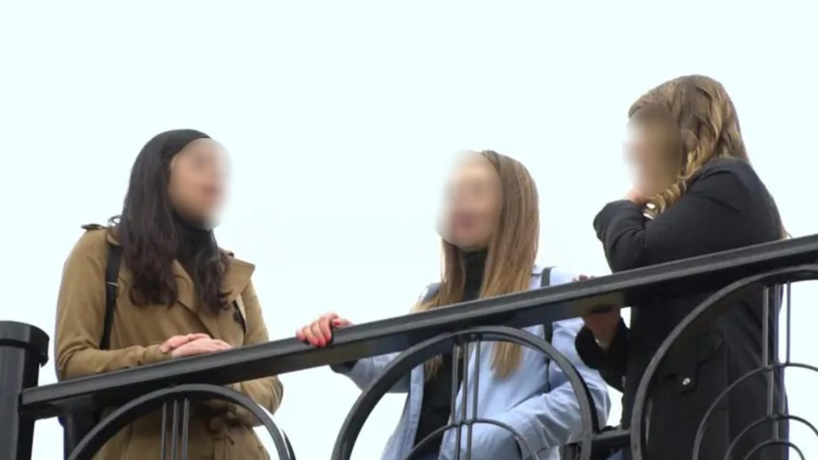 Trei surori din Iași, adolescente, au fost molestate de tatăl vitreg, dar nu au fost crezute, niciun moment, de mama lor. Se aflau în vizită când bărbatul le-a atins