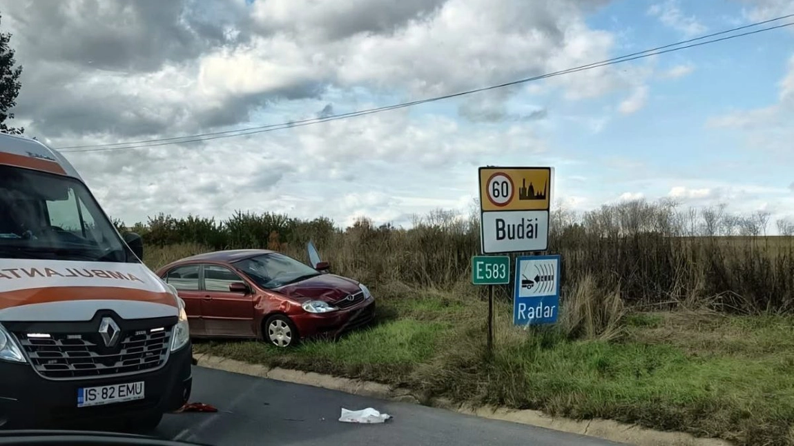 Accident rutier la Budăi. Un autoturism și un scuter au intrat în coliziune