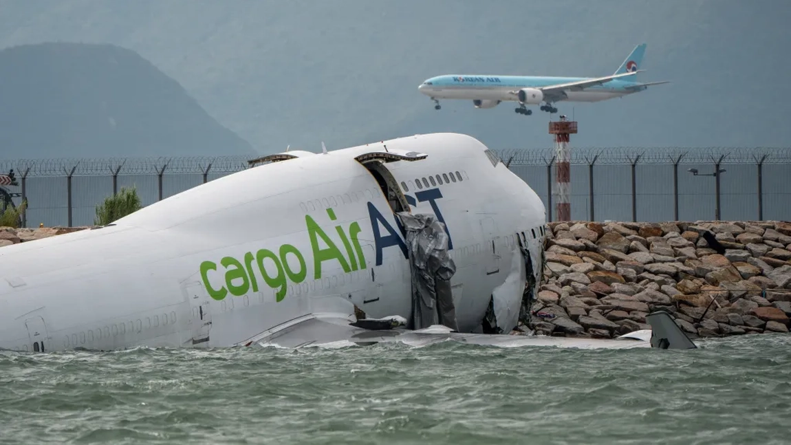 Prăbușire dramatică în Hong Kong! Un avion s-a rupt în două după ce a lovit o mașină de patrulare