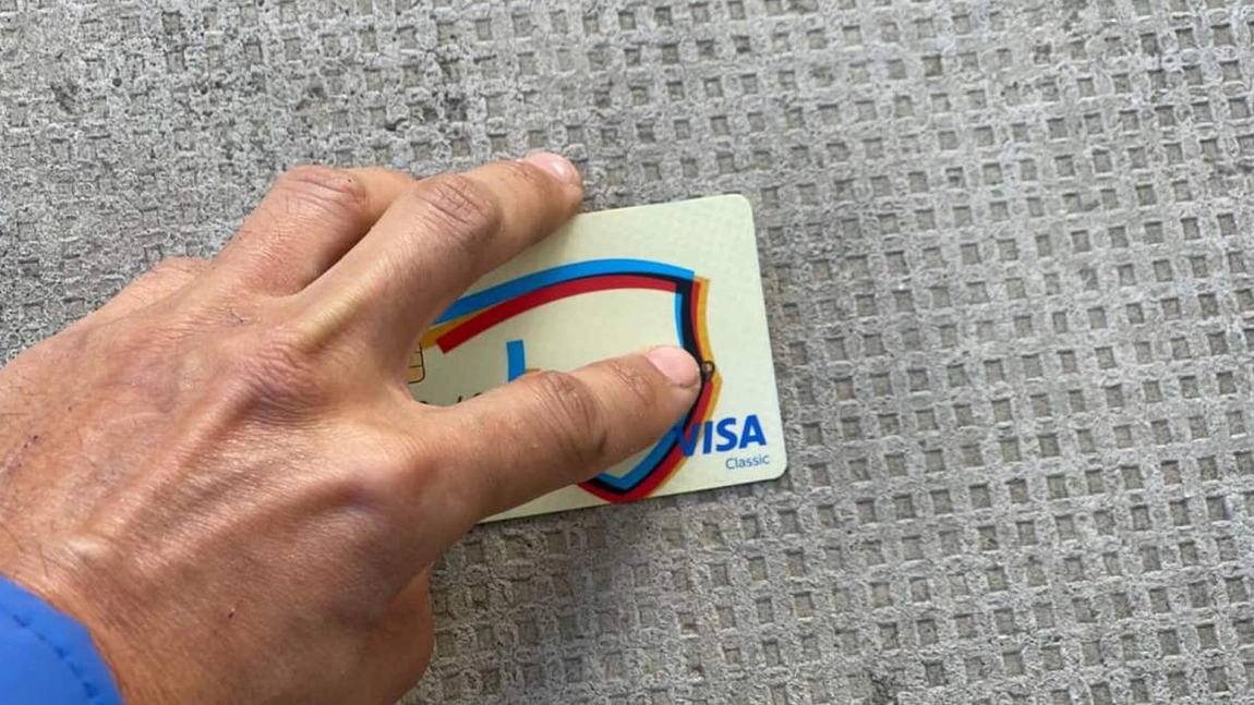 Bărbat din Iași prins după ce a folosit fraudulos un card bancar găsit pe stradă! Află cum a fost descoperit de polițiști.