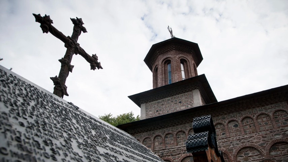 Mănăstirea Cozia Veche, în flăcări! Pompierii luptă cu incendiul izbucnit la acoperiș