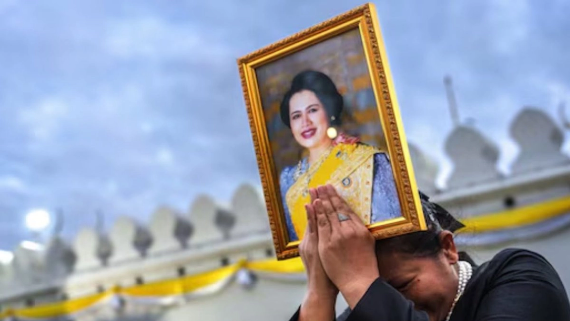 Doliu în familia regală după moartea reginei Sirikit. Funeraliile vor ține un an