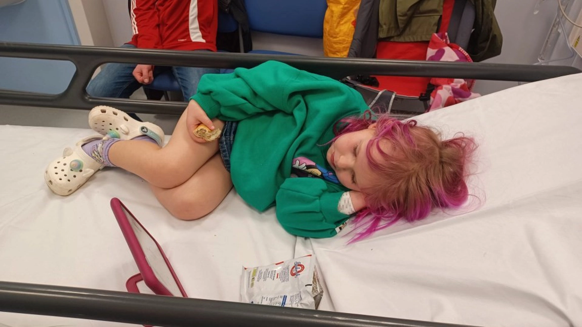 La doar 5 ani este încercată de o boală grea! O fetița a fost diagnosticată cu o tumoră cerebrală uriașă, după ce i s-a spus că are probleme de vedere