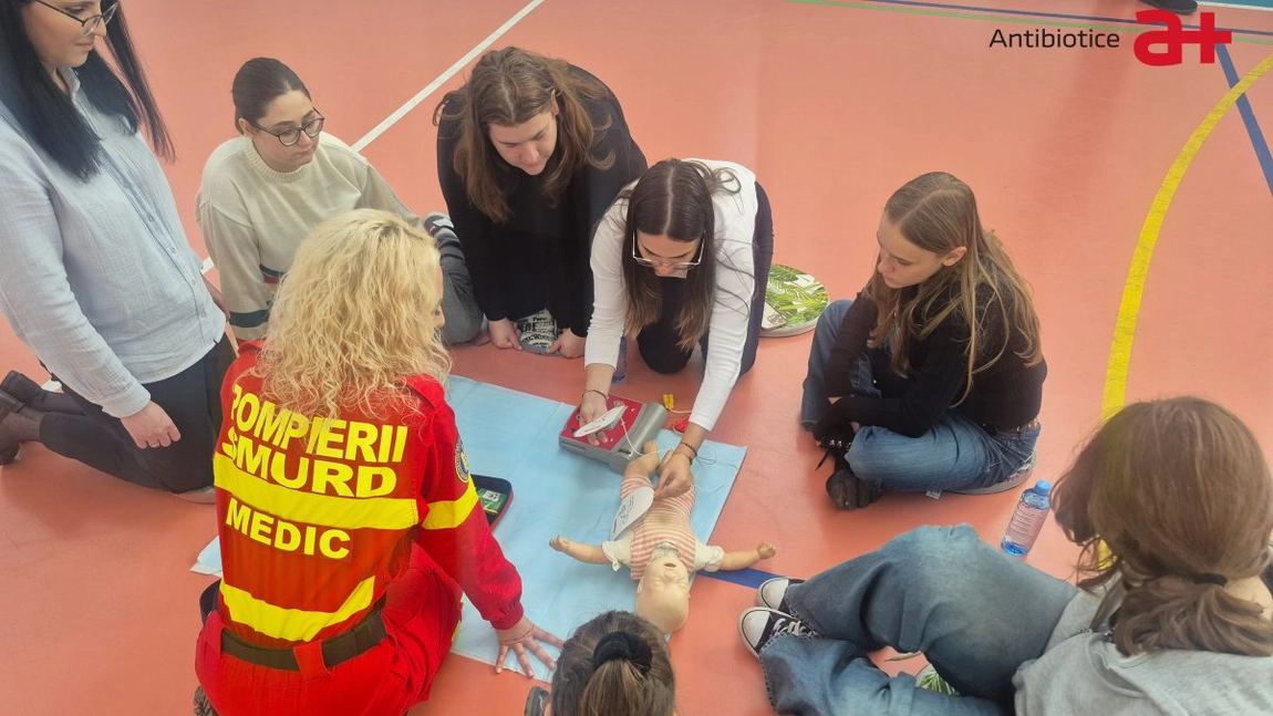 Antibiotice oferă cursuri de prim ajutor studenților ieșeni, în preajma Zilei Europene a Resuscitării