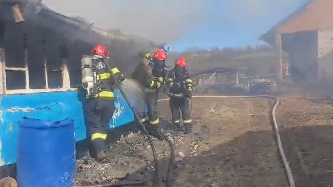 Incendiu la o casă bătrânească din comuna Bârnova. Pompierii intervin pentru stingere