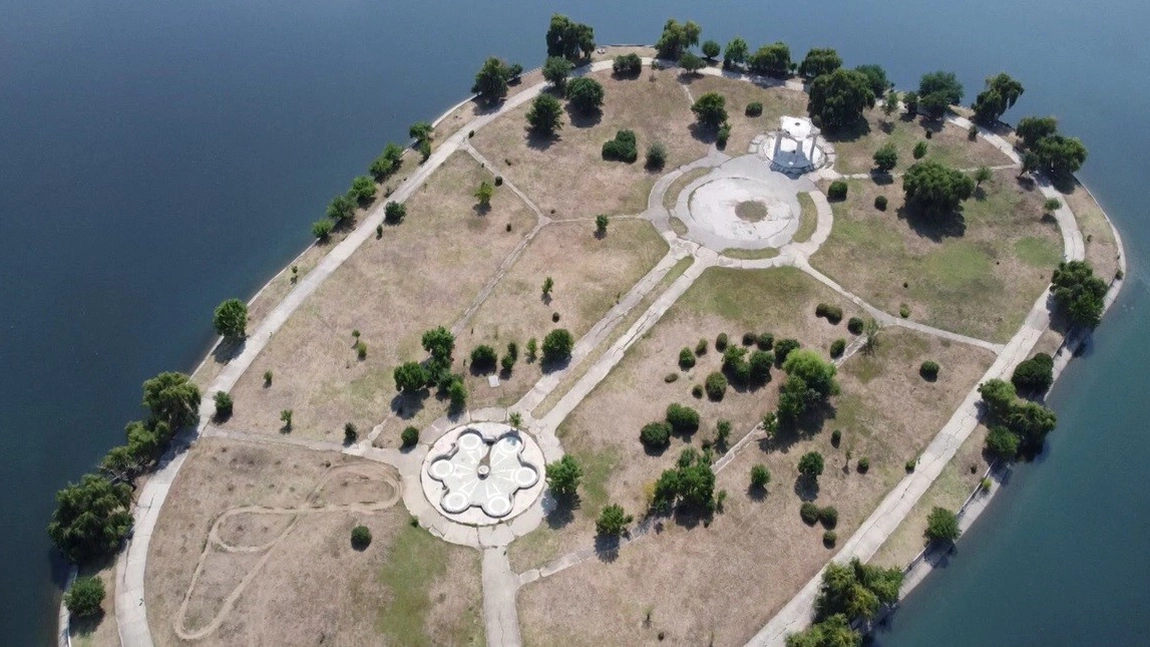 Insula Lacul Morii, o insulă cunoscută sub numele de Insula Îngerilor. Un loc de poveste din București