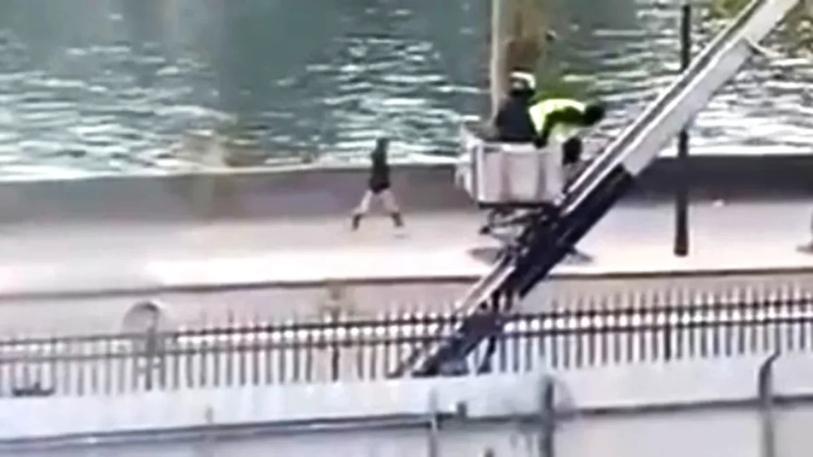 Imagini incredibile cu jaful secolului la Muzeul Luvru! Hoții au fost filmați