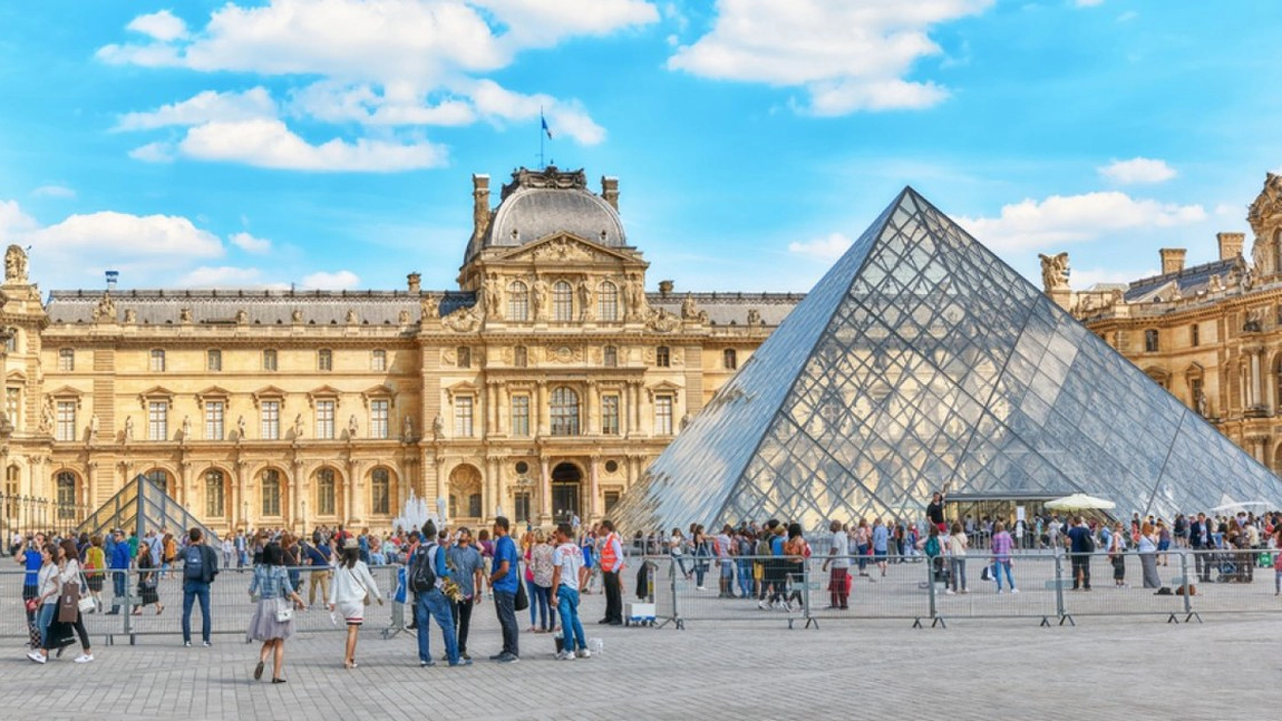 Din cartierul sărac la cel mai celebru muzeu din lume. Povestea hoțului care a făcut Franța să râdă și să se îngrozească