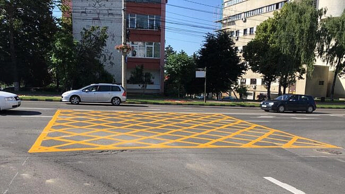 O nouă regulă rutieră în intersecții! Ce trebuie să facă șoferii!