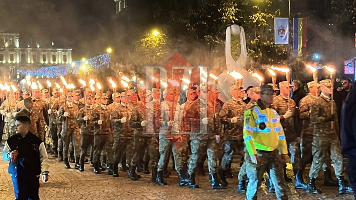 Retragerea cu torțe încheie manifestările cu ocazia Zilei Armatei Române, sărbătorită la Iași