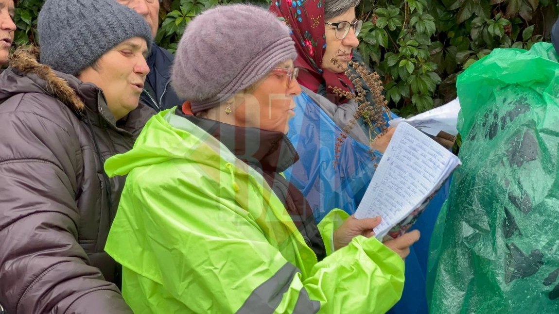 Rugăciunile pelerinilor răsună în Iași, în timp ce așteaptă la rând pentru a ajunge la racla Sfintei Parascheva