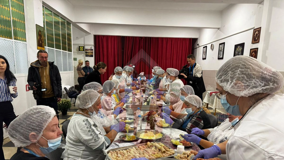 A început pregătirea celor 65.000 de sarmale pentru pelerinii de la Sf. Parascheva din Iași