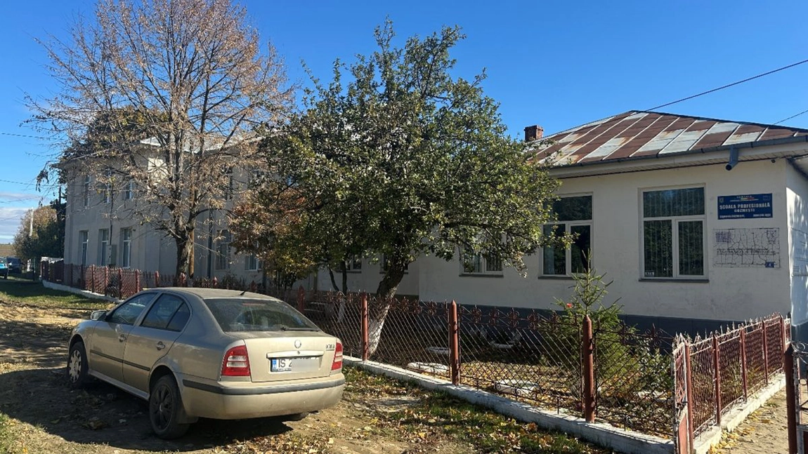 Directorul unei școli din Iași a pus lacătul pe băile elevilor. Copiii merg la toaleta din curte: „Când plouă sau ninge, folosim toaletele din interior”