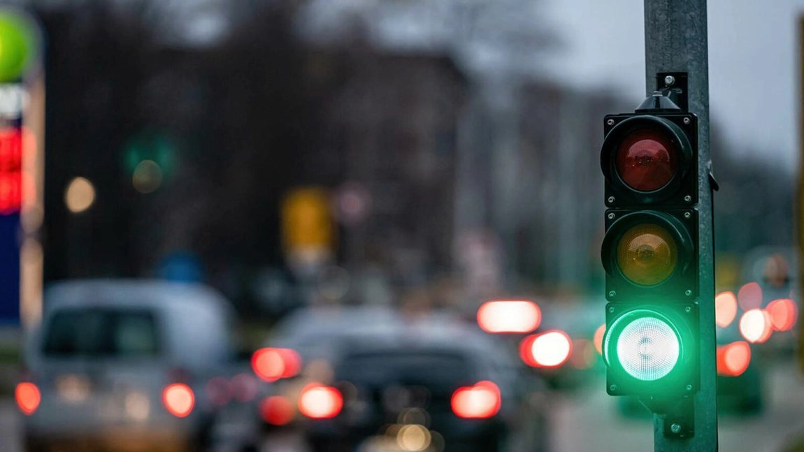 Orașul din România care montează semafoare conectate la radar! Ce se întâmplă dacă șoferul circulă cu viteză! 