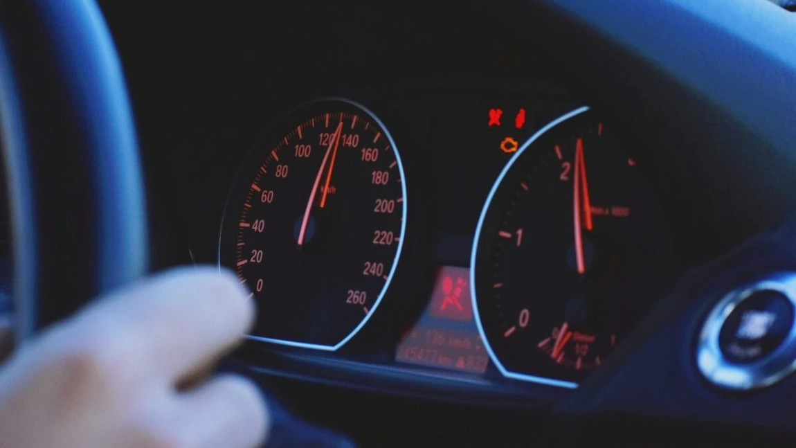 Avertisment pentru șoferii care forțează pedala de accelerație! Viteza la care rămâi fără permis!