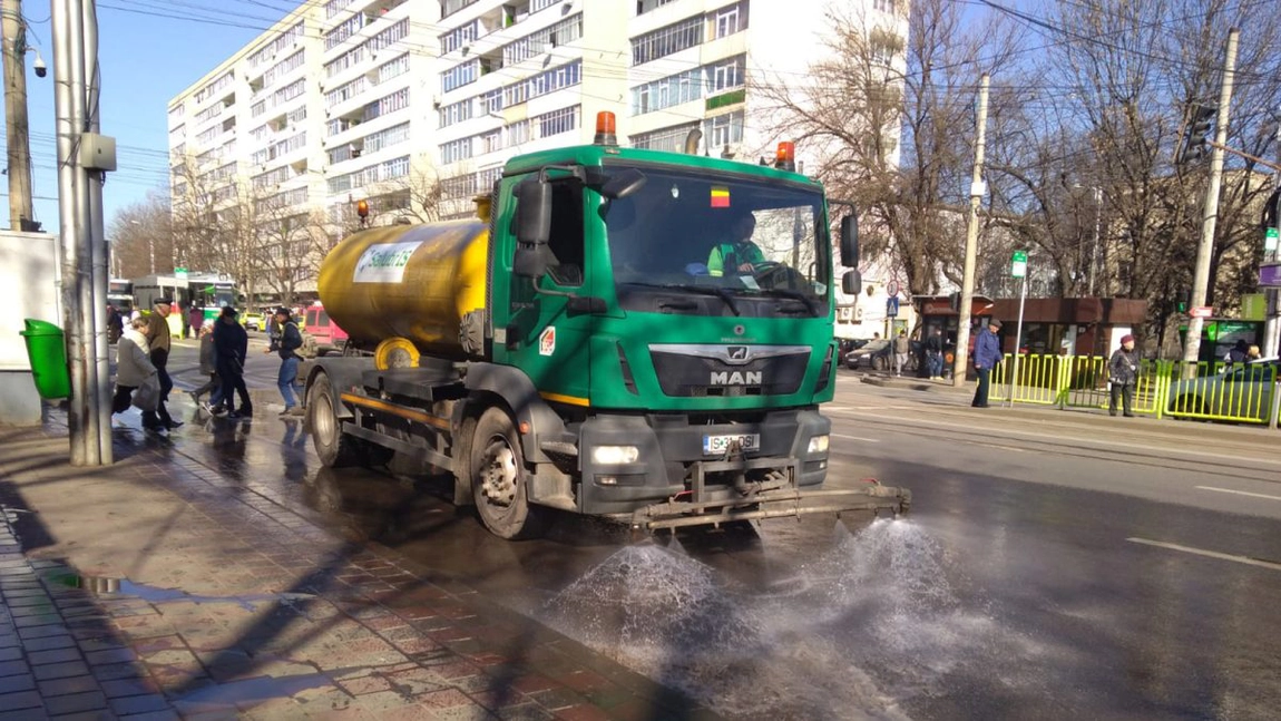 Salubris Iași investește 23.000 de lei în șampon ecologic cu aromă de flori pentru spălarea străzilor.