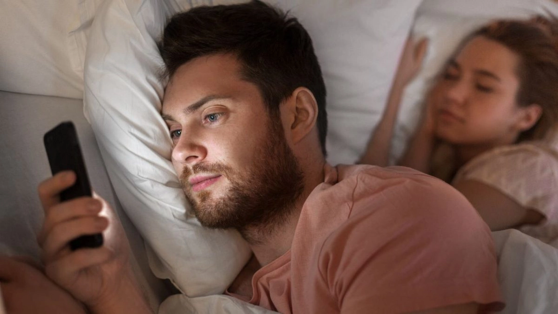 Noiembrie aduce despărțiri neașteptate! Zodiile care vor descoperi infidelitatea partenerului în 2025