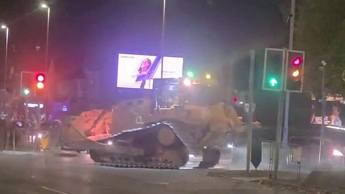 Un bărbat beat a produs haos în oraș! A fost arestat fiindcă a condus un buldozer de mare tonaj fără permis