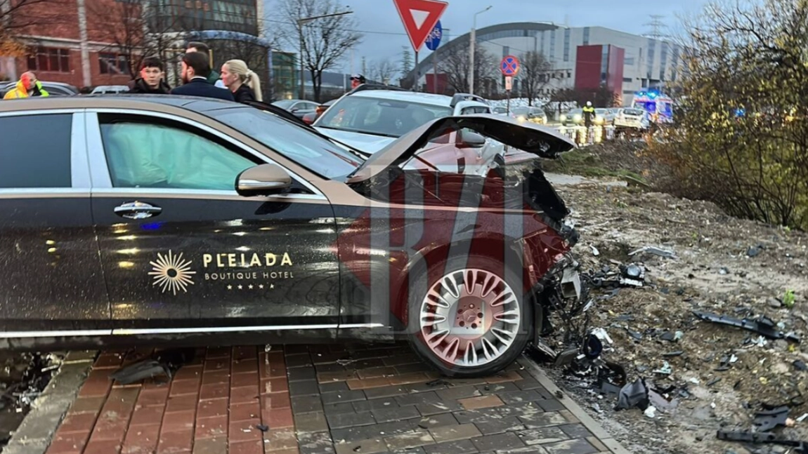 Accident rutier grav în capăt CUG. Trei autoturisme au fost implicate. Un Maybach, serios avariat - EXCLUSIV
