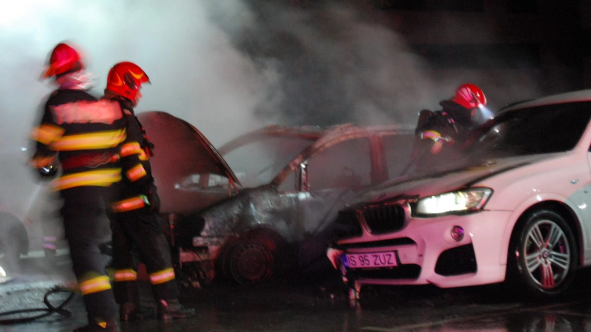 Incendiu în comuna Rediu. Flăcările au cuprins mai multe mașini dintr-o pacare