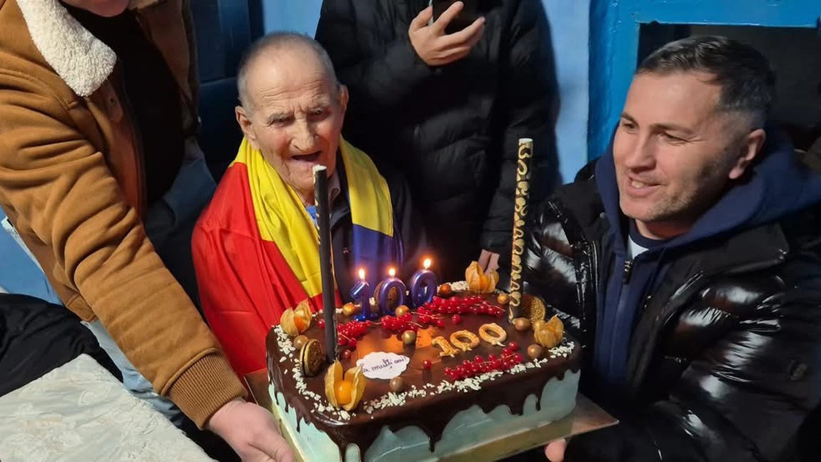 Militarii ieșeni l-au sărbătorit pe maiorul (rtr.) Mihai Urzica. Veteranul de război a împlinit 100 de ani