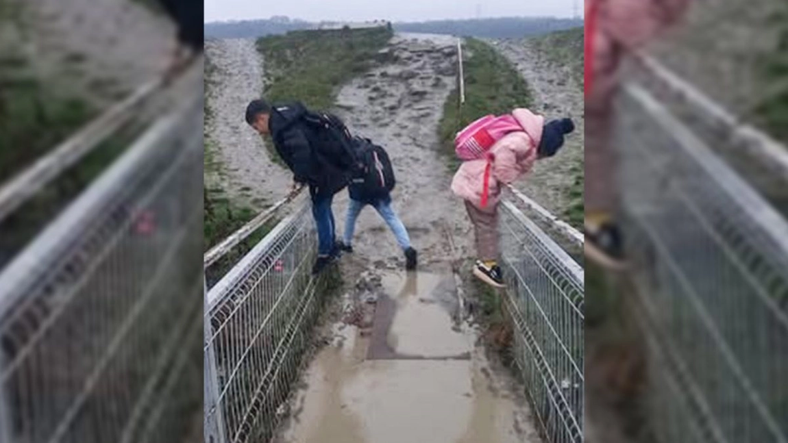 Nepăsarea Primăriei Iași continuă! Copiii din cartierul Dallas își riscă zilnic viața pe un podeț care stă să se prăbușească: „Se poate întâmpla oricând o tragedie”