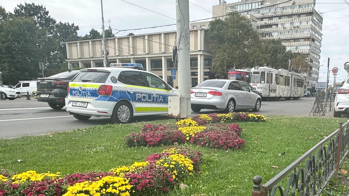 Șoferii care au încălcat regimul legal de viteză și regulile privind efectuarea manevrei de depășire au fost opriți de polițiști în trafic