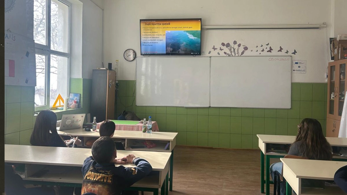 O secretară din Iași a fost reangajată la două zile după ce a fost concediată. Directoarea școlii a semnat ambele decizii fără a mai organiza un concurs: „Mă gândesc la un răspuns”