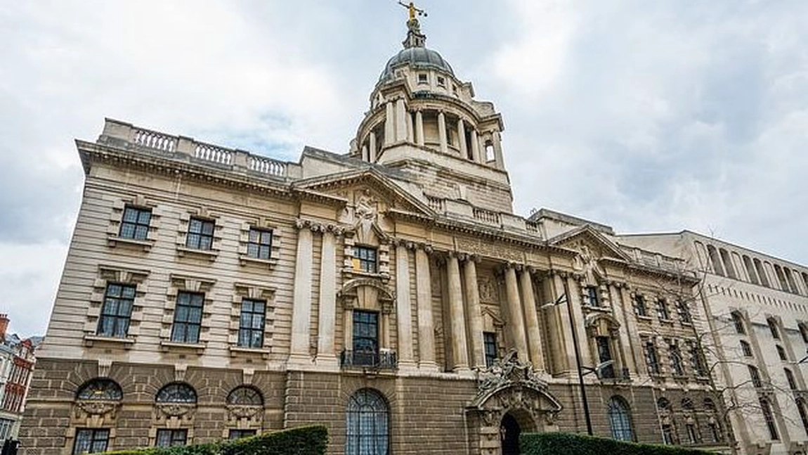 Un student și-a înjunghiat mortal iubita în dormitor! Cum s-a apărat în instanță este de-a dreptul șocant