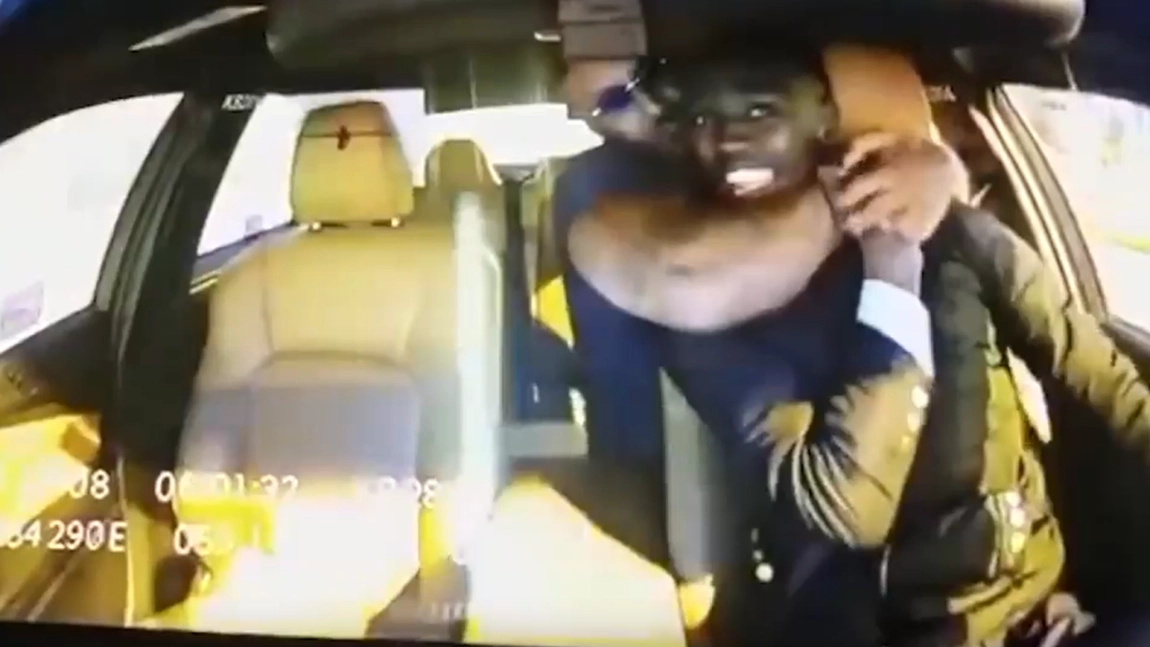 Clipe de coșmar în timpul unei curse! Un taximetrist a fost atacat și amenințat cu moartea de un pasager! - VIDEO